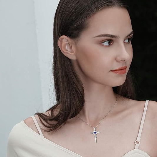 Collar Cruz con Corazón de Piedra de Zafiro | ORO BLANCO